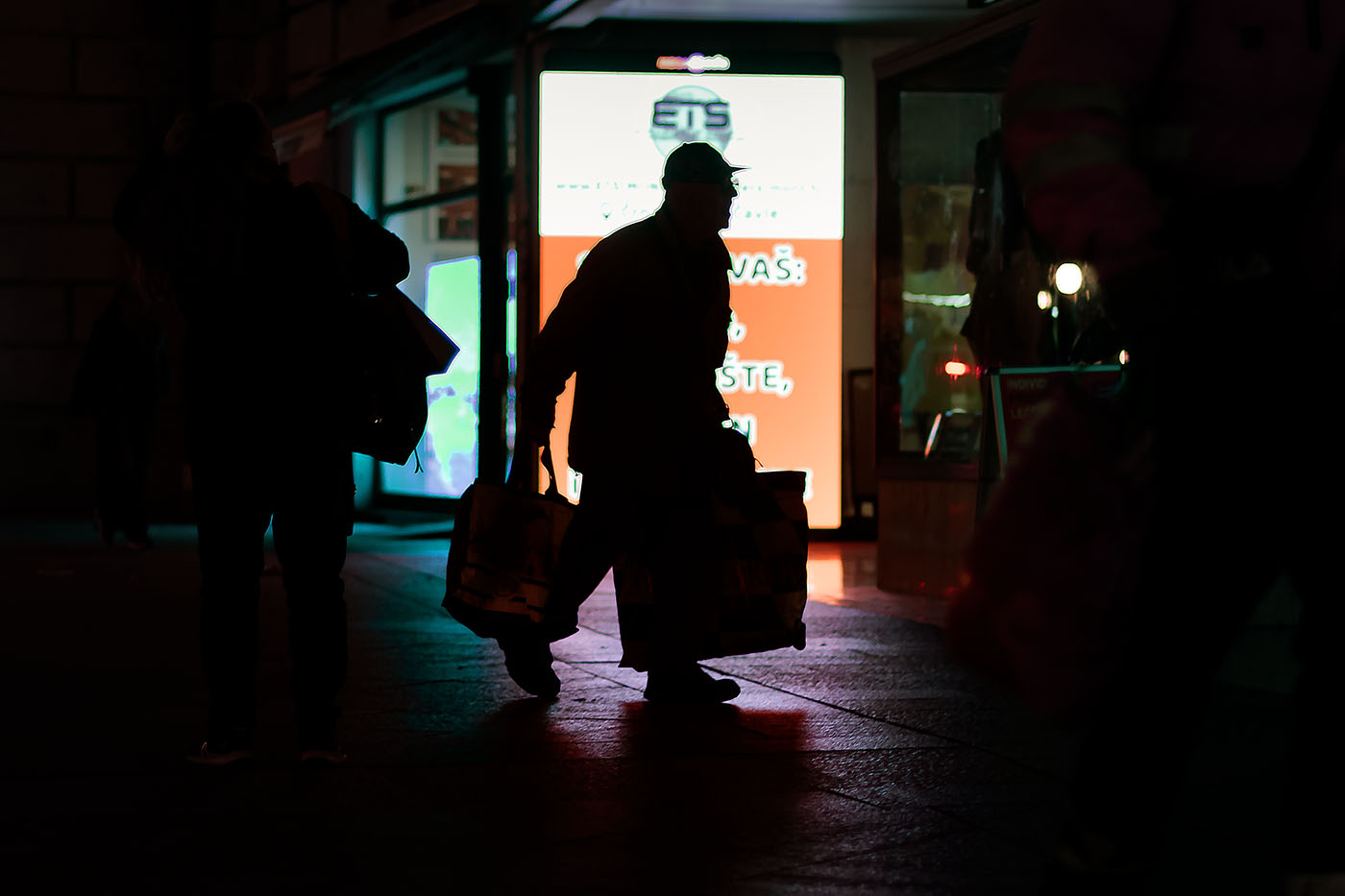 Starac nosi brige svoje utrpane u vreće sve se broje...